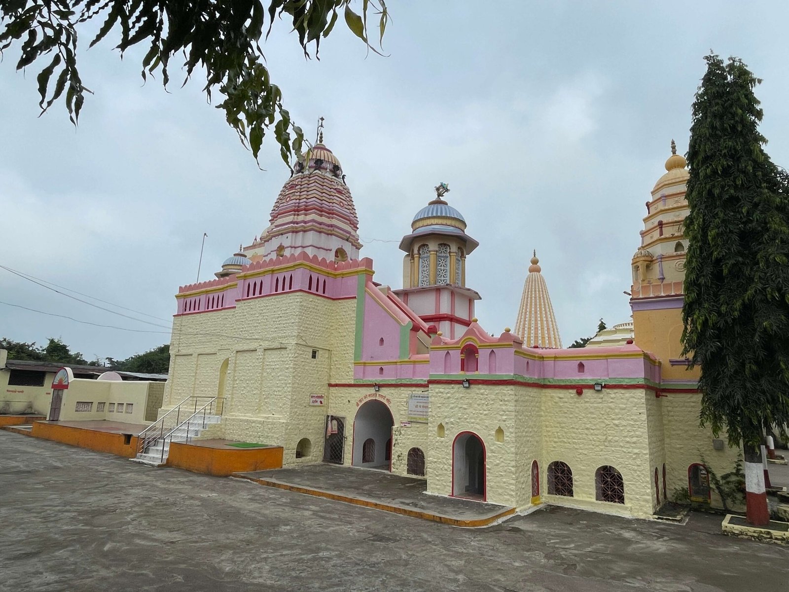 मंदिर परिसर